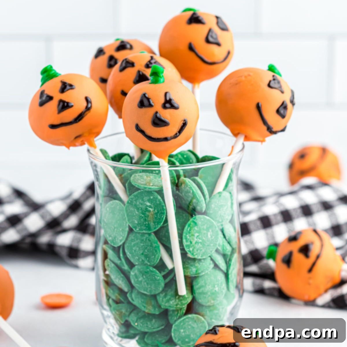 Spooky Sweet Halloween Cake Pops 1 featured 25501