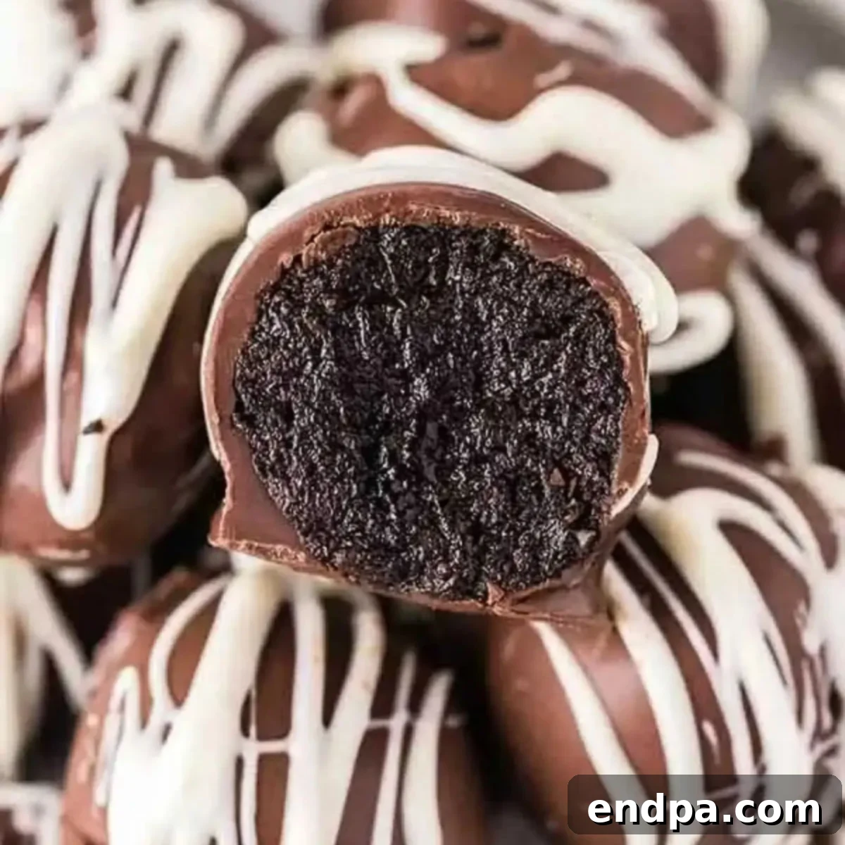Decadent No-Bake Oreo Truffles 1 featured 7144
