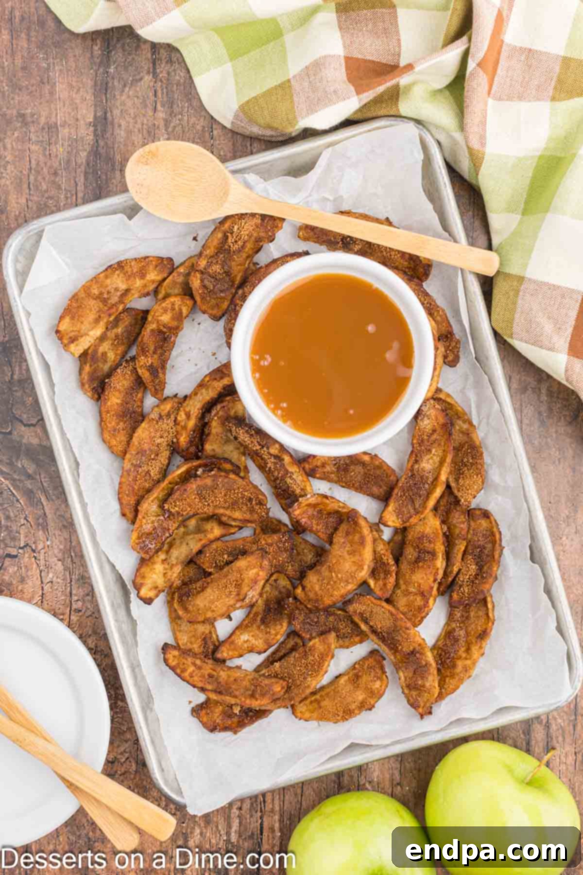Apple slices ready to serve with caramel sauce. 
