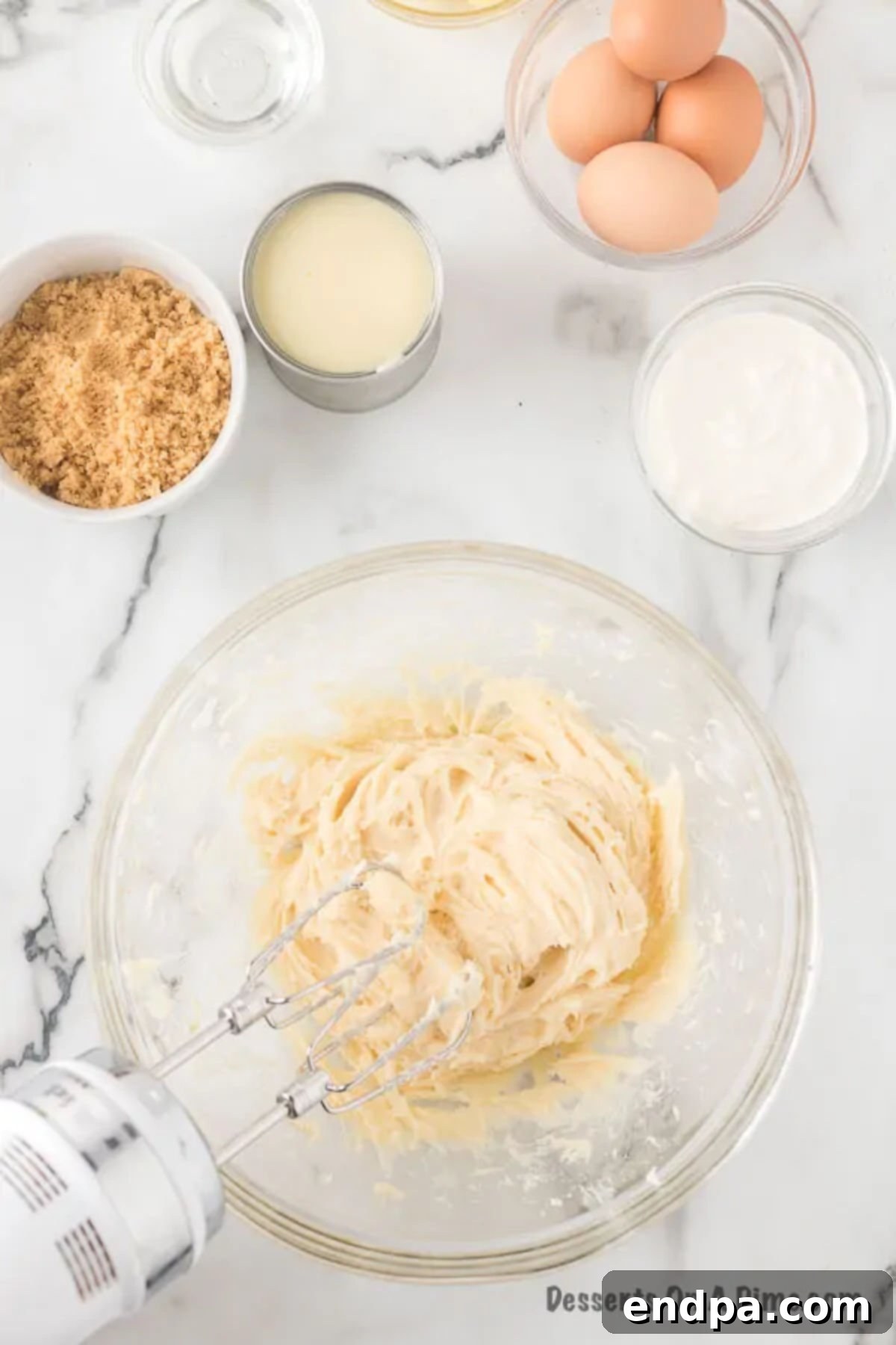 Mixing bowl with cream, sugar and vanilla. 