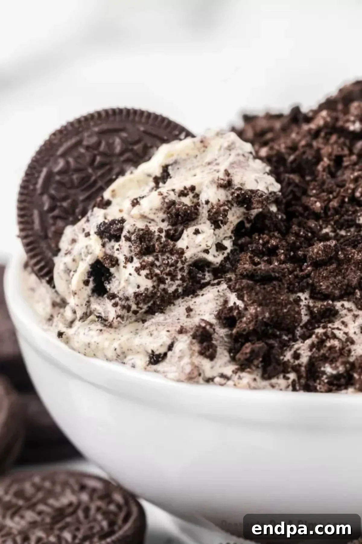 Oreo Fluff combined and served in a bowl topped with cookies.