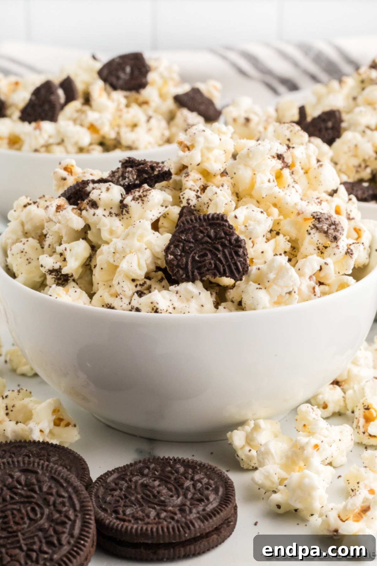 Oreo Popcorn Crunch 2 Oreo popcorn in a bowl.