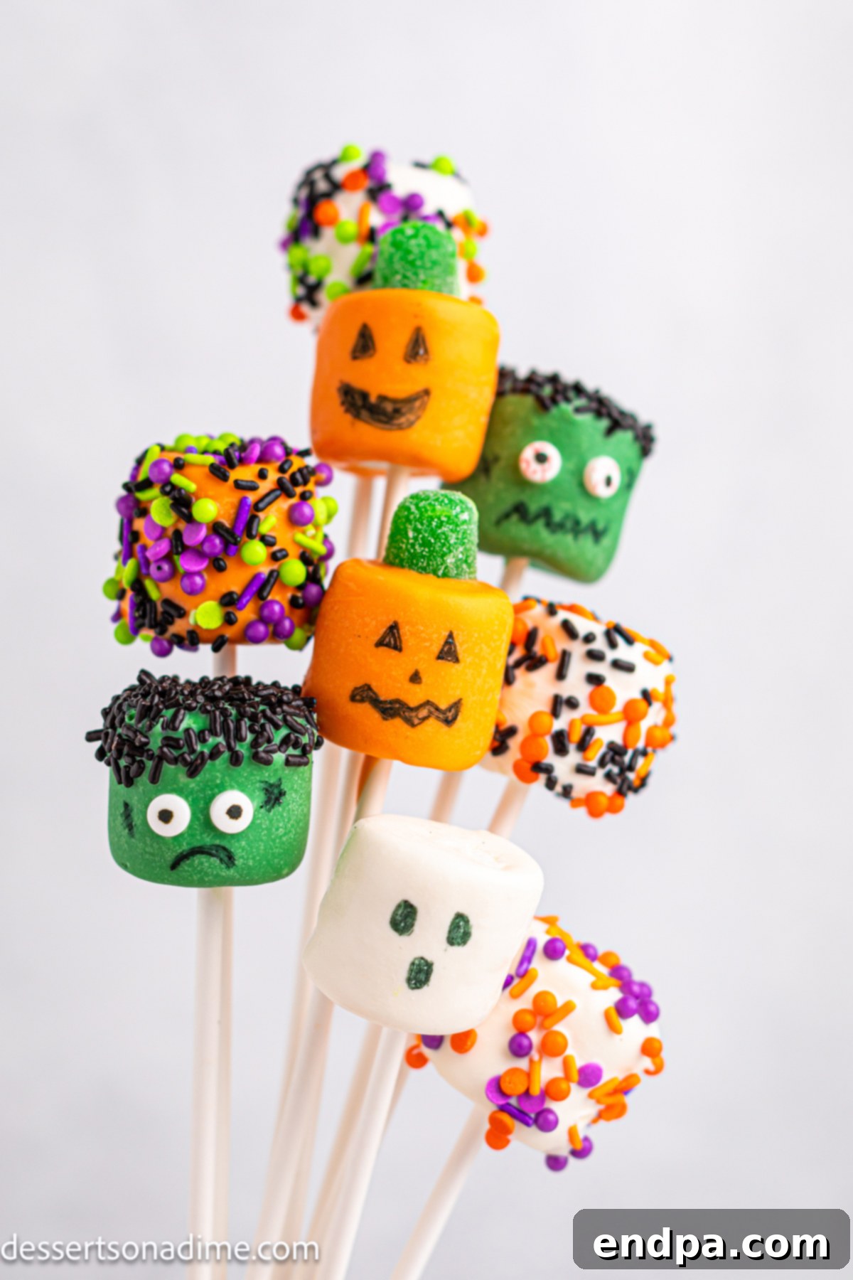 Halloween marshmallows decorated and ready to enjoy. 