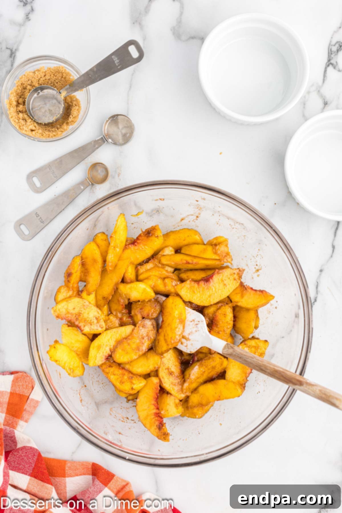 Combining the slice peaches in a bowl with the cinnamon mixture